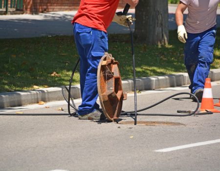 trabajando en una alcantarilla تسليك مجاري